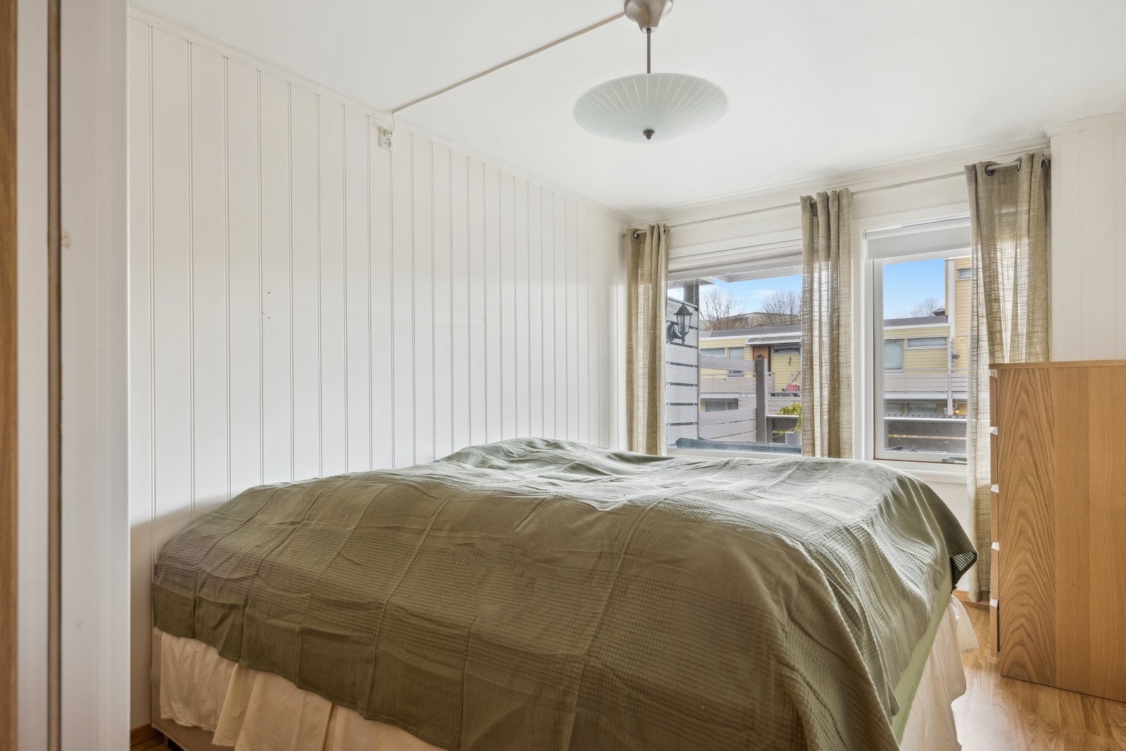 Soverom på 11,5 kvm med god plass til seng, nattbord og øvrig møblement. Galleribilde