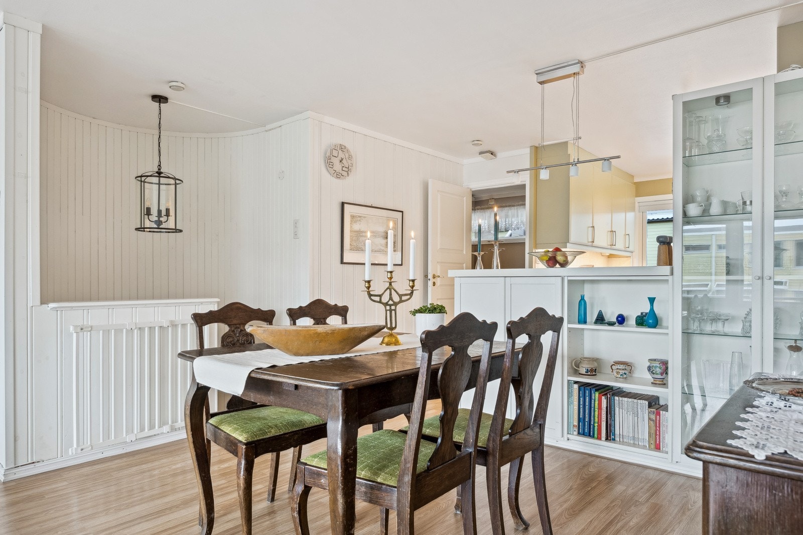 Her kan man samle venner og familie til gode måltider og hyggelige spillkvelder. Galleribilde