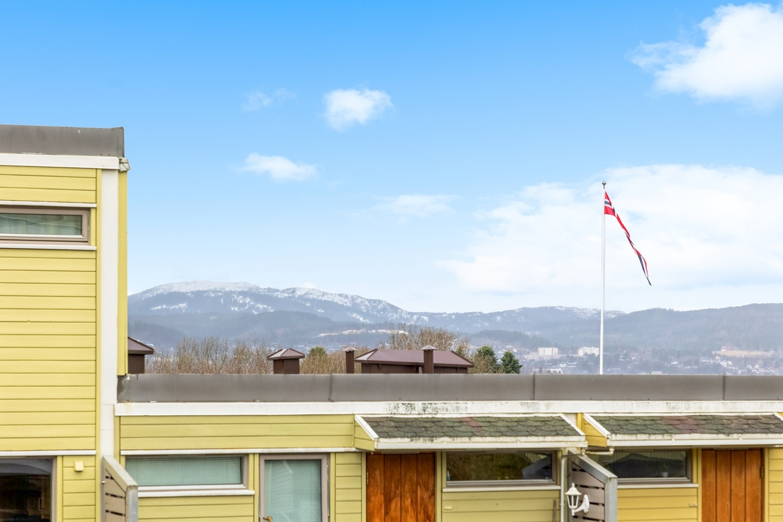 Her nyter man nydelig utsikt over nærområdet og vestover mot toppene i Bymarka. Galleribilde