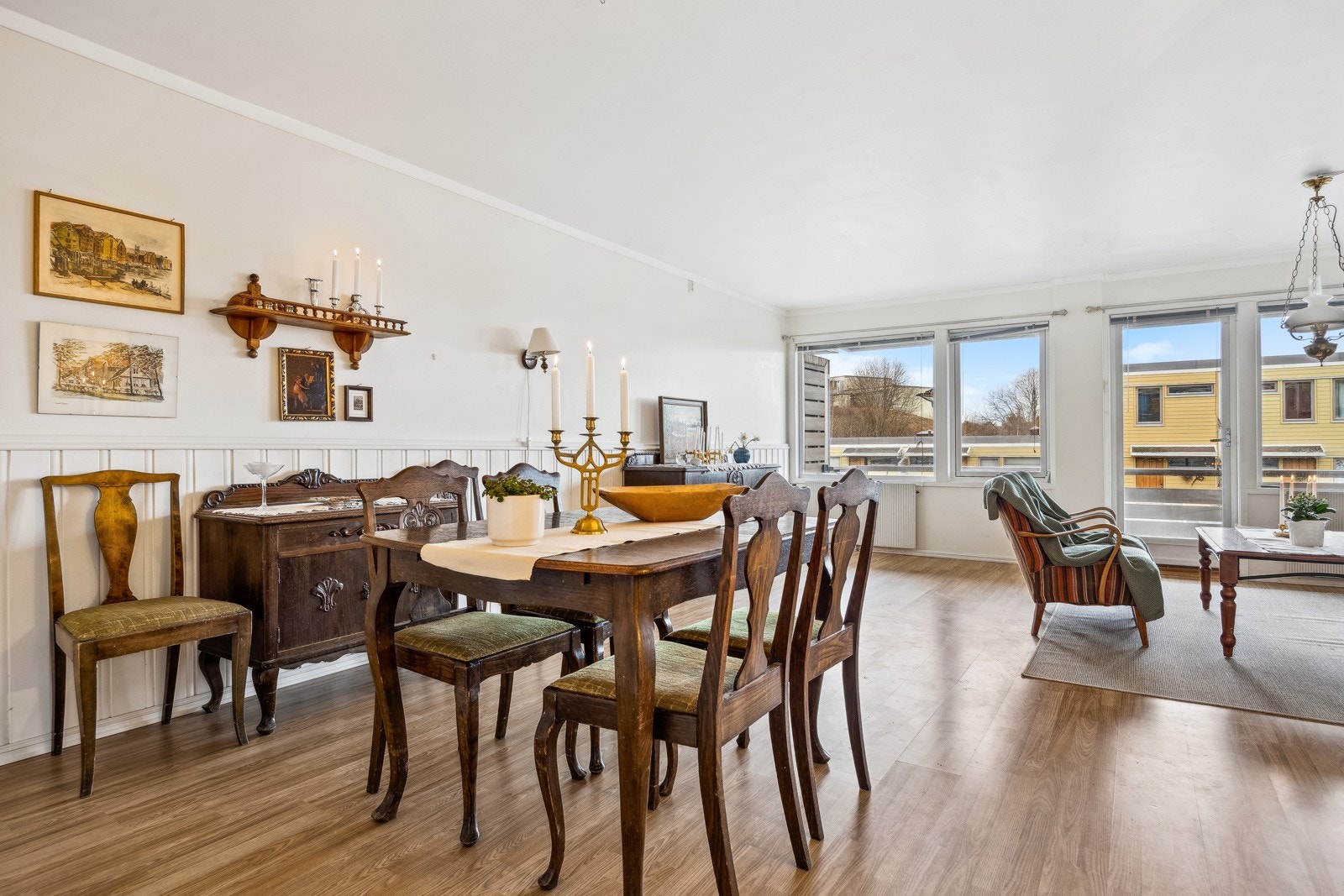 Rommet oppleves lyst og luftig med vindusflater på begge endeveggene. Rundt spisestuen kan man samle familie og venner til hyggelige måltider og spillkvelder. Galleribilde