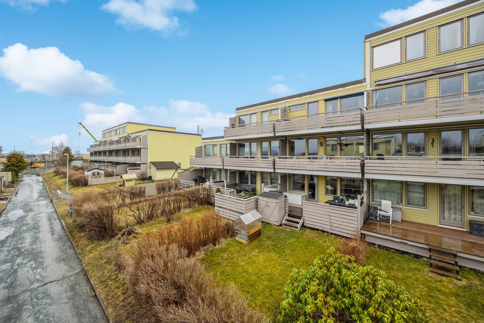 Boligen ligger fint til i et rolig og tilbaketrukket område, med fine grøntområder og lekeplasser like ved. Galleribilde