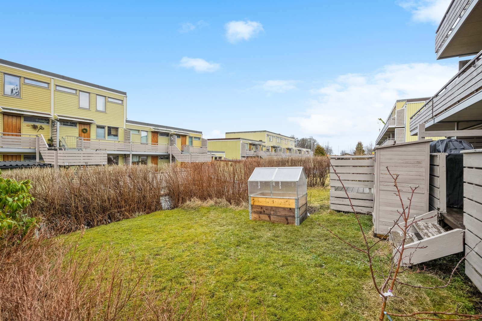 Fra terrassen er det tilkomst til et hageareal hvor store og små kan utfolde seg i trygge omgivelser. Galleribilde