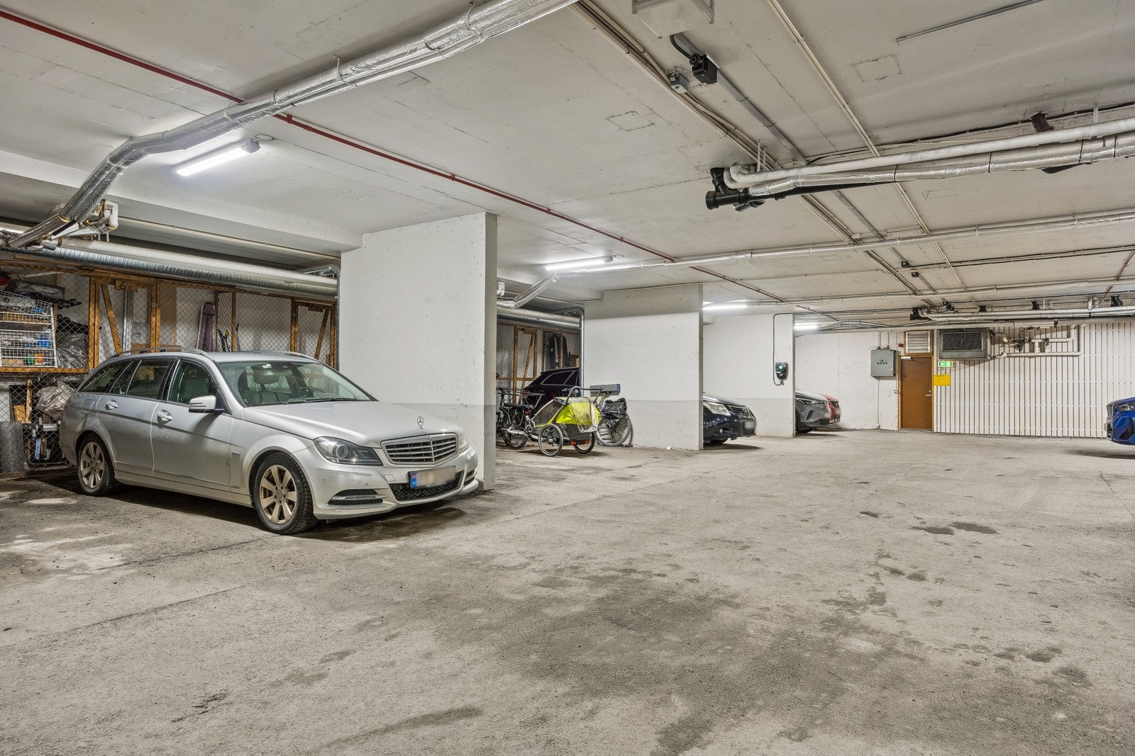 Egen garasjeplass i oppvarmet garasjekjeller medfølger. Det er mulig å etablere ladeboks for elbil og det er flere utvendige ladestasjoner. Galleribilde