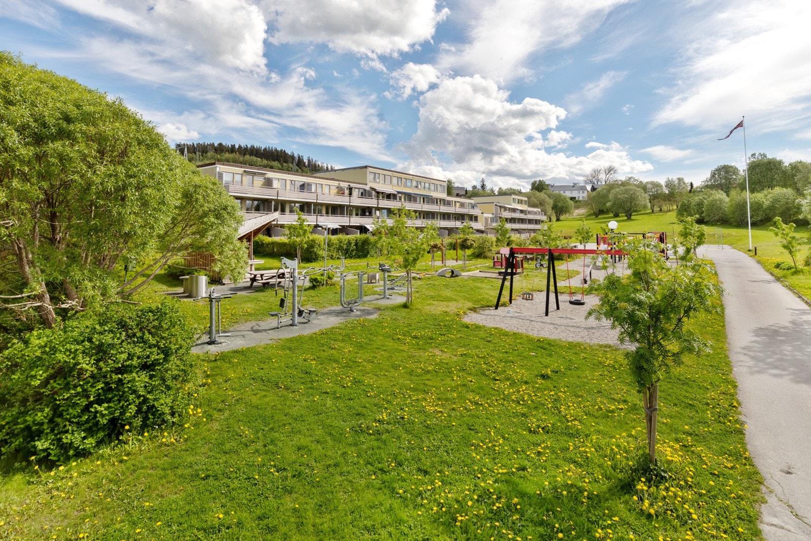 Lekeområder rett ved boligen med bl.a. minigolf m.m. Galleribilde