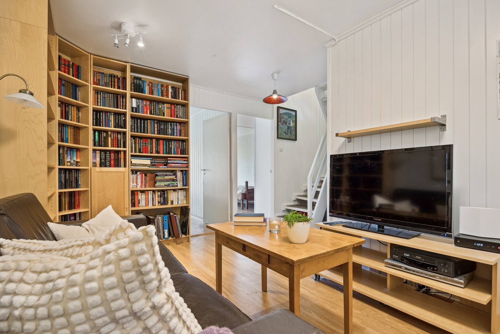 Tar man trappeløpet ned til sokkeletasjen ankommer man et rom innredet som kjellerstue på 16 kvm. Galleribilde