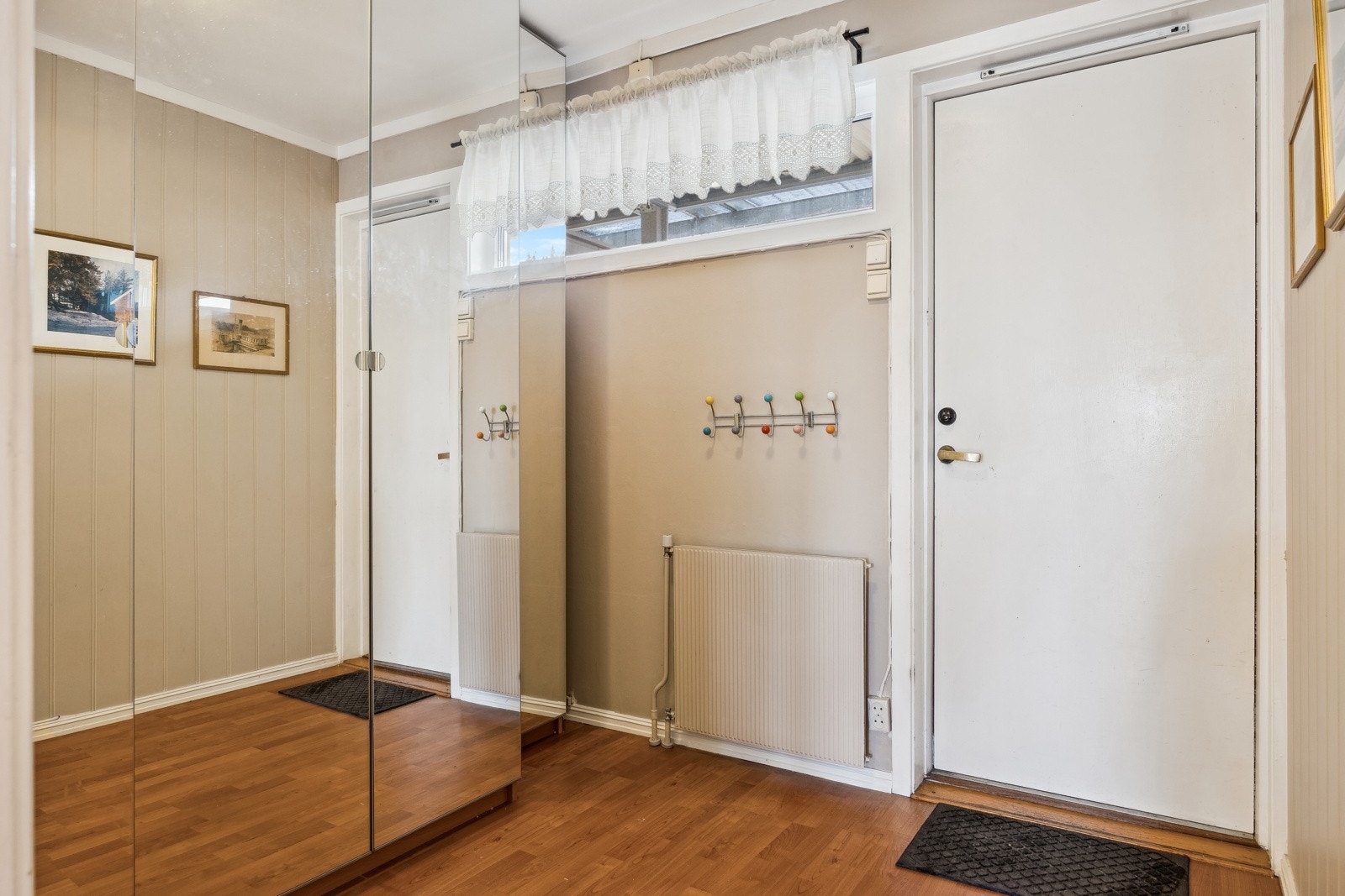 Forbi inngangsdøren venter en lys gang på 5 kvm med god plass til å henge fra seg yttertøy og sette fra seg sko. Galleribilde