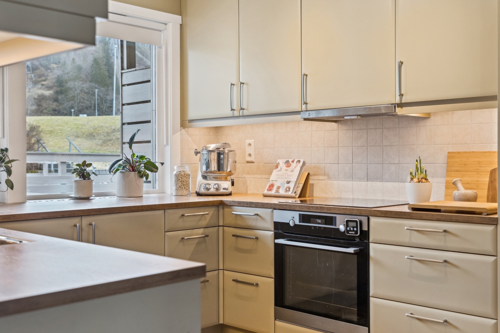 Her er det rikelig med oppbevaringsplass i både skuffer og skap, og der er ellers godt med benkeplass. Galleribilde