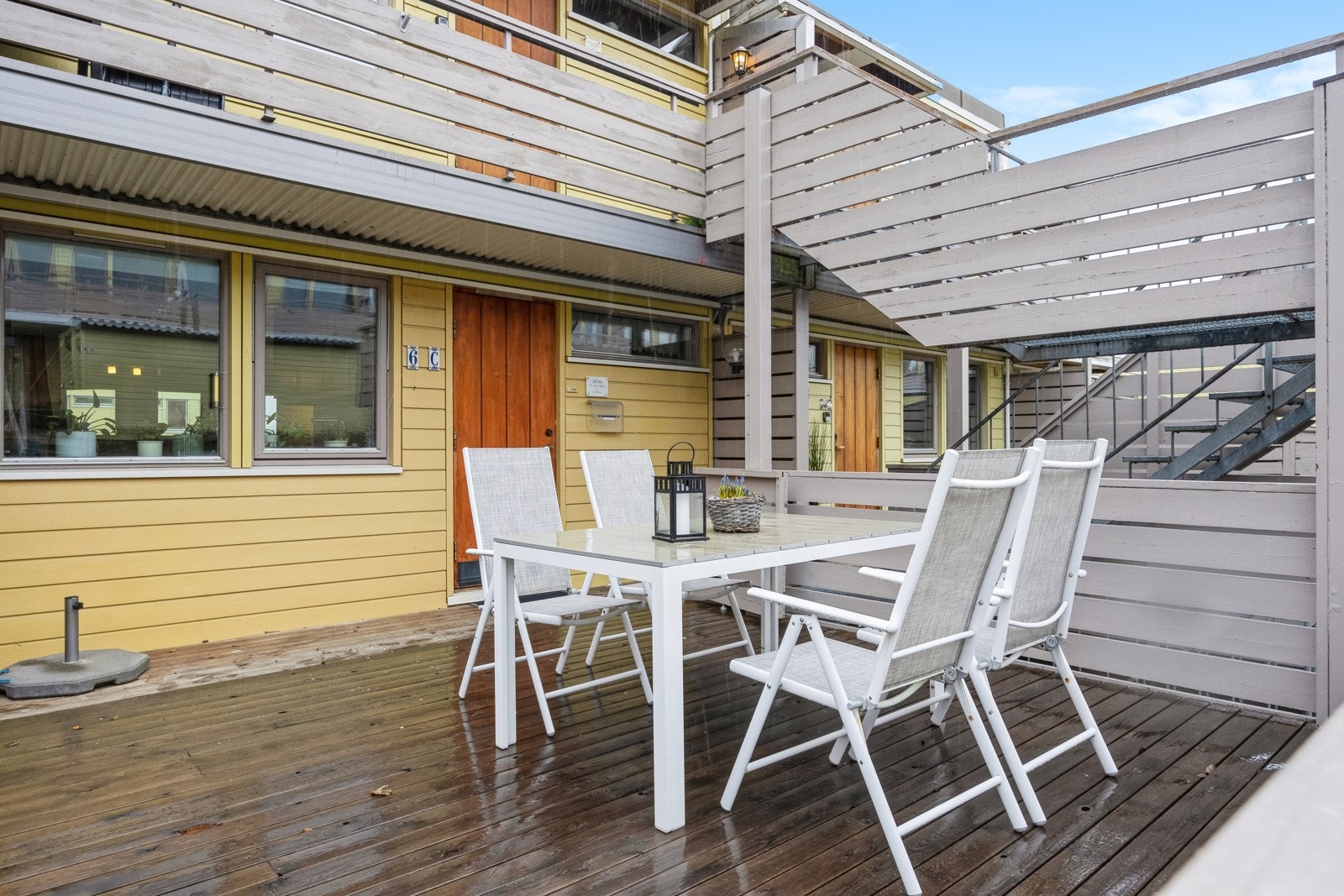 Terrassen måler 21 kvm og har god plass til ønsket utemøblement. Galleribilde