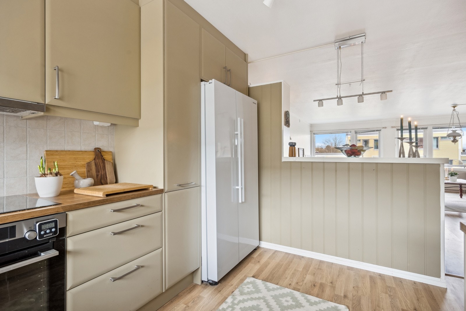 Det er medfølgende hvitevarer bestående av platetopp, komfyr, oppvaskmaskin og kjøleskap. Galleribilde