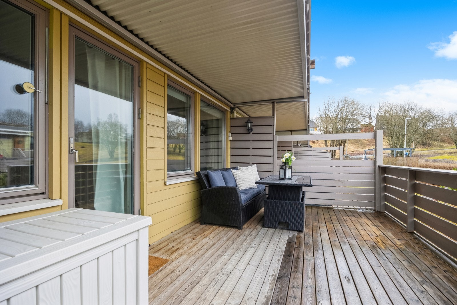 Terrassen måler 18 kvm og har gode solforhold på ettermiddag- og kveldstid. Galleribilde