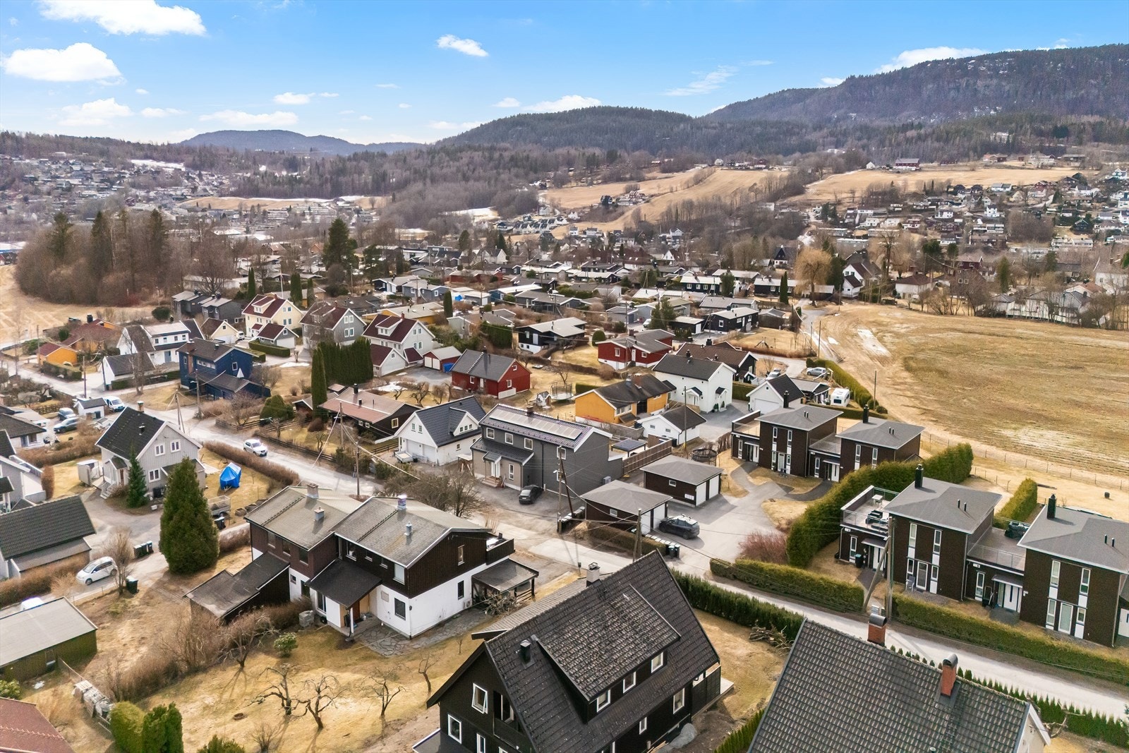 Boligen har også godt med lagringsplass og 2 utvendige boder. Galleribilde