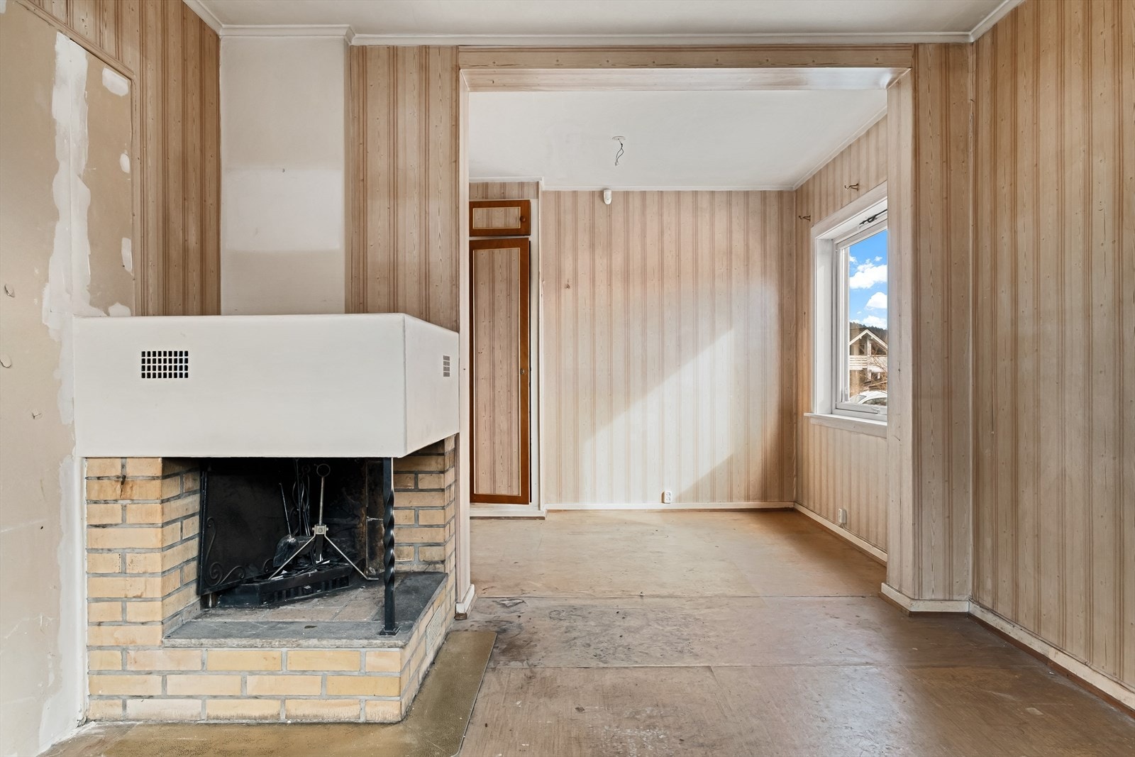 Peisestue med åpen peis som varmer godt på kalde dager. Galleribilde