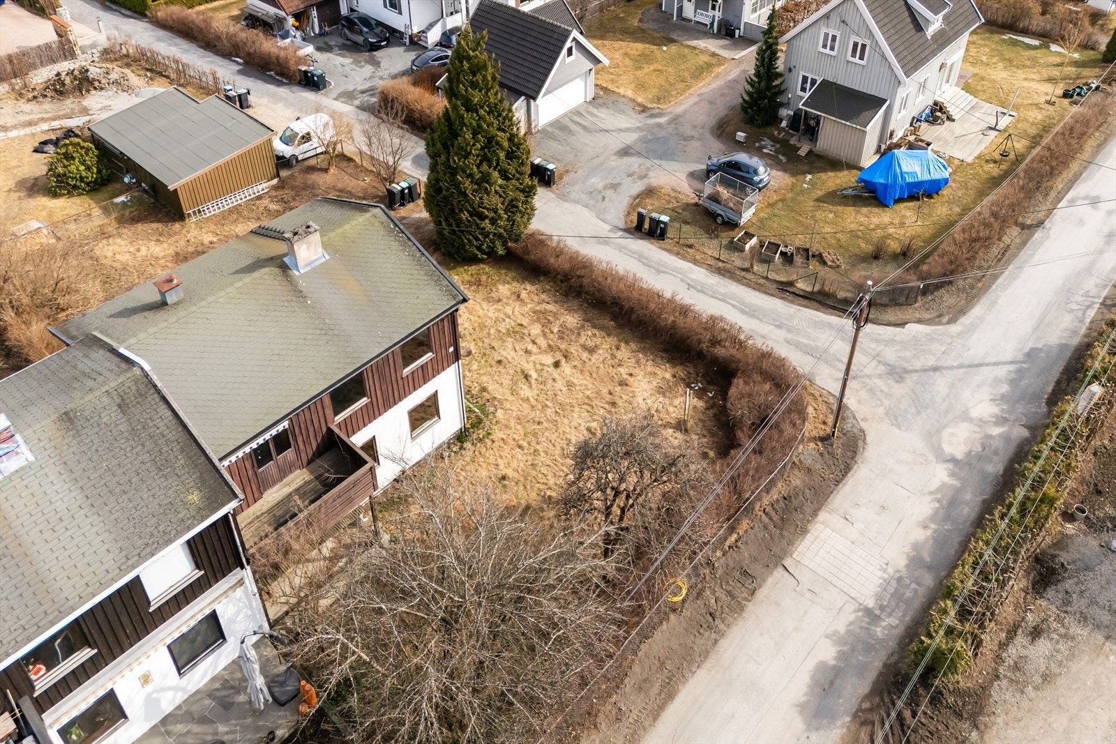 Den vertikaldelte tomannsboligen og garasjen har hovedsakelig standard fra byggeår, og det må påregnes renovering for å møte dagens krav til utstyr og standard. Her har man med andre ord muligheten til å skape et drømmehjem! Galleribilde