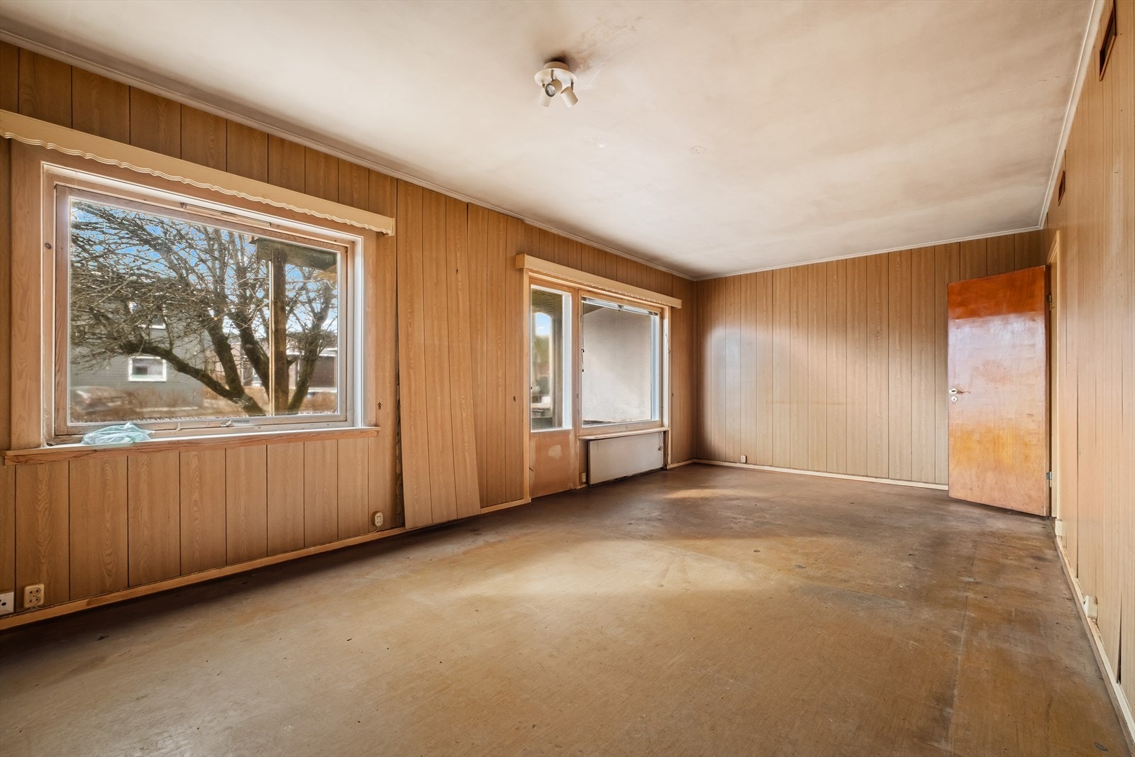 Boligen har store vindusflater som gir rikelig med naturlig lys, og skaper en god atmosfære, i tillegg til store luftige oppholdsrom. Galleribilde