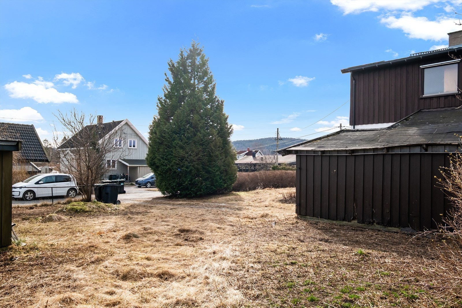 Det er en eldre garasje. Godt med biloppstillingsplasser på gårdsplass. Galleribilde