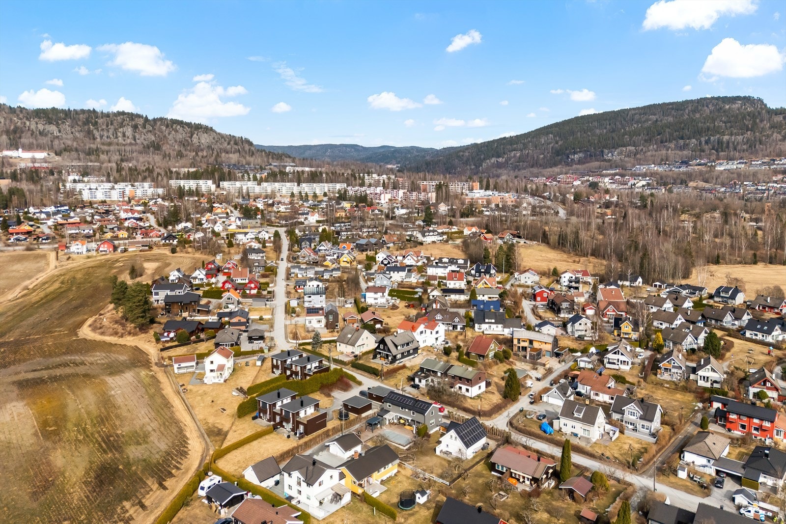 Den vertikaldelte tomannsboligen har en tilbaketrukket og svært populær beliggenhet, i blindvei, på familievennlige Brennejordet/ Rykkinn. Galleribilde