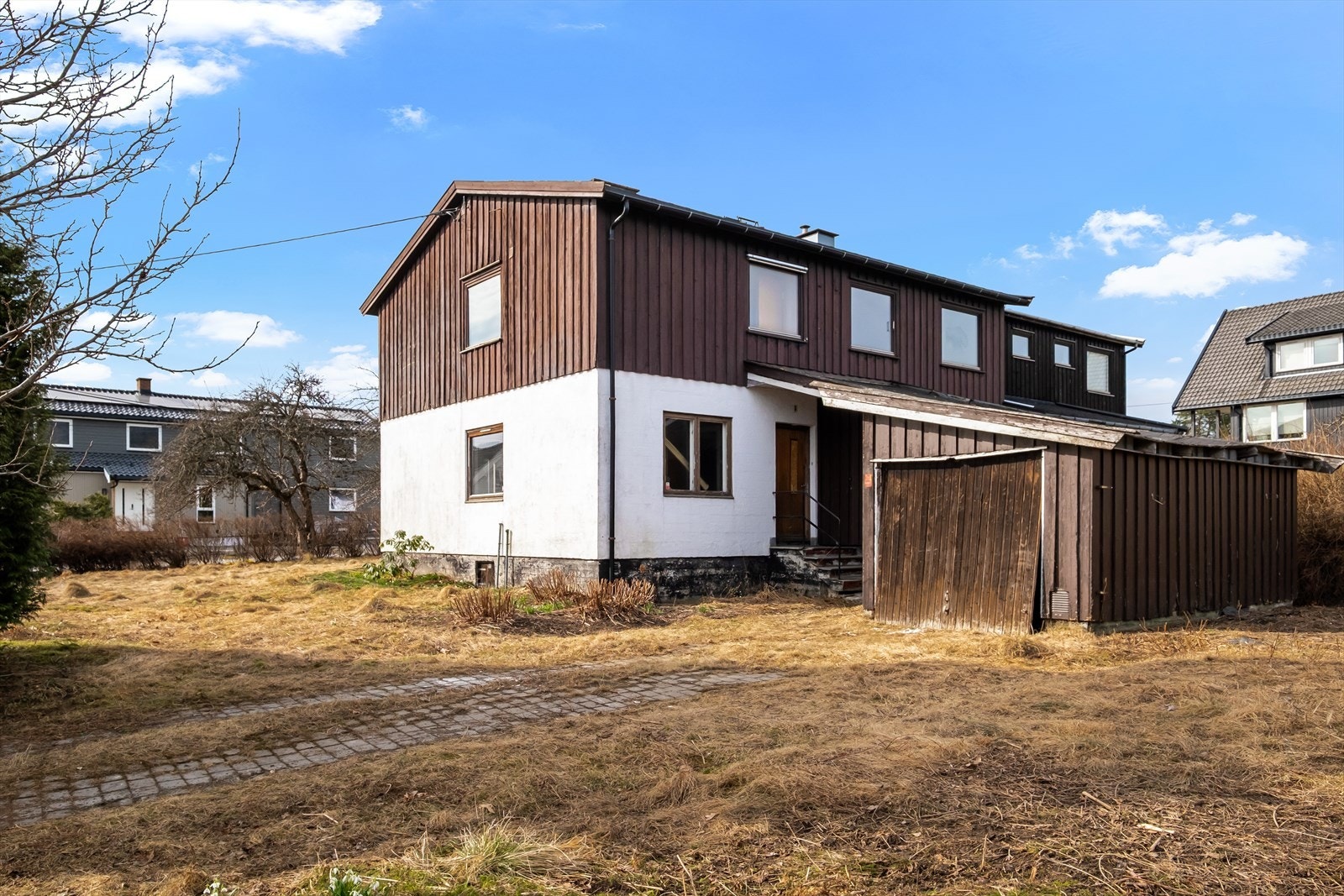 Dette er en flott mulighet til å sikre seg et renoveringsobjekt over 2 plan m/solrik & romslig tomt i blindvei. Realiser din boligdrøm! Galleribilde