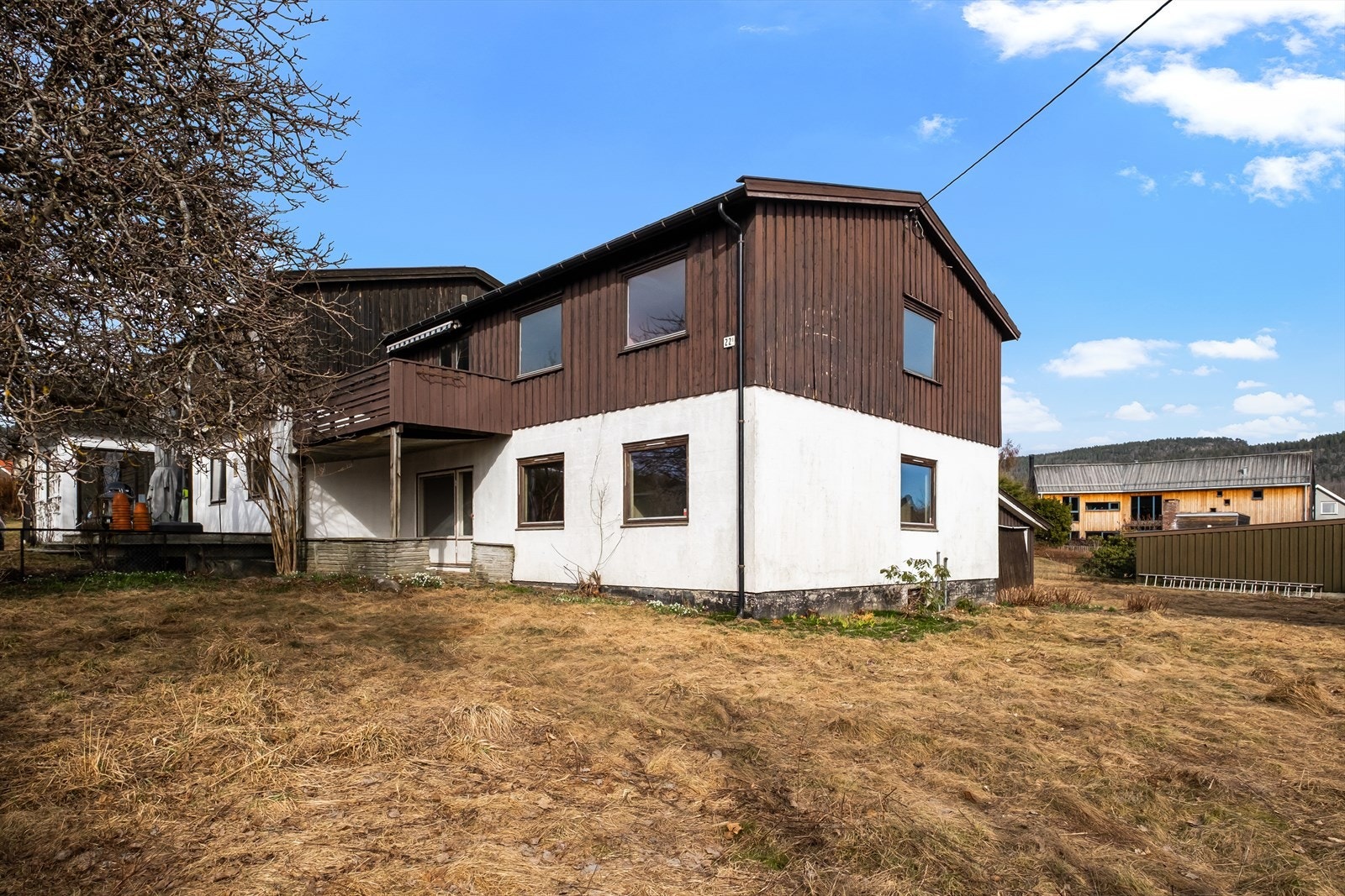 Det er god plass til ballspill, lekeplass m.m til barna. Her bor du i trygge omgivelser, og er et drømmested for enhver barnefamilie! Galleribilde