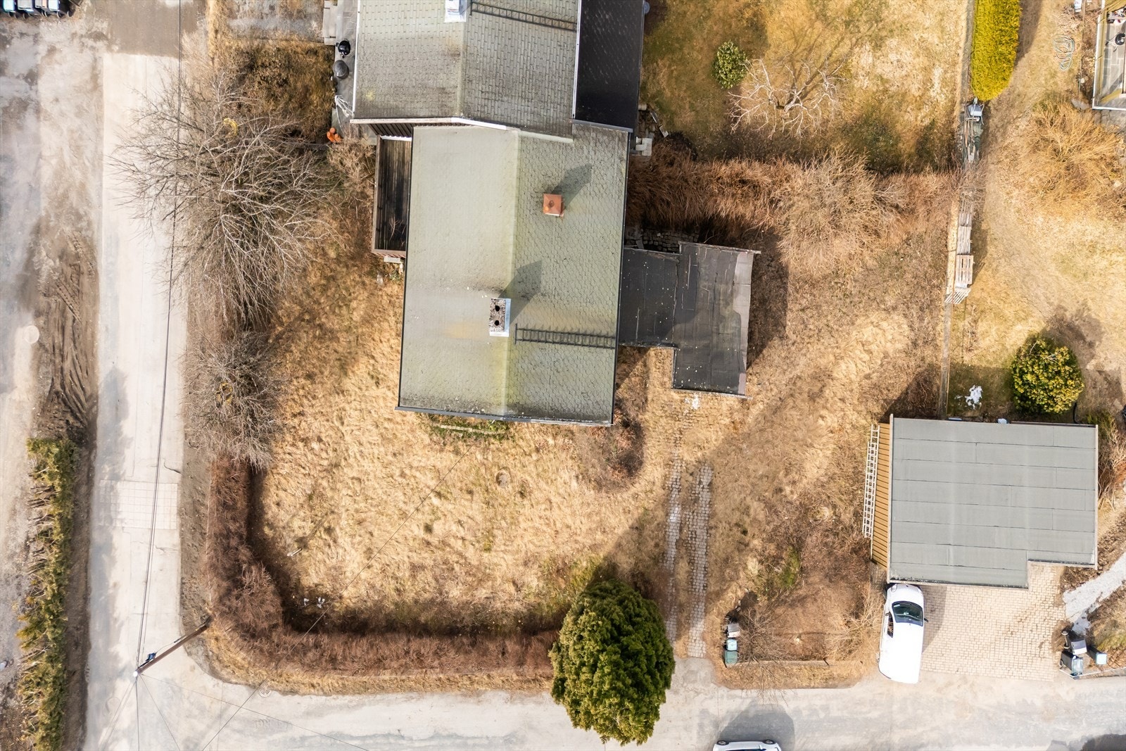 Den naturskjønne tomten er pent opparbeidet med hage, busker og brostein i innkjørsel. Galleribilde