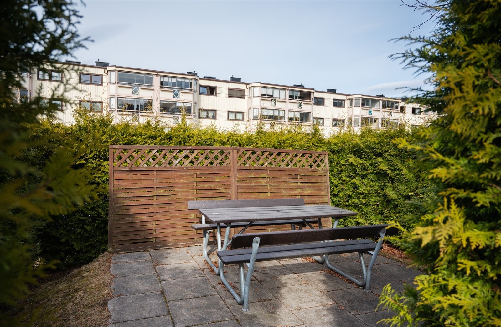 Pent opparbeidet uteareal med bl.a. lekeplass, trær, busker, plener og sittegrupper. Samt asfalterte veier, gangveier og parkeringsplasser. Galleribilde