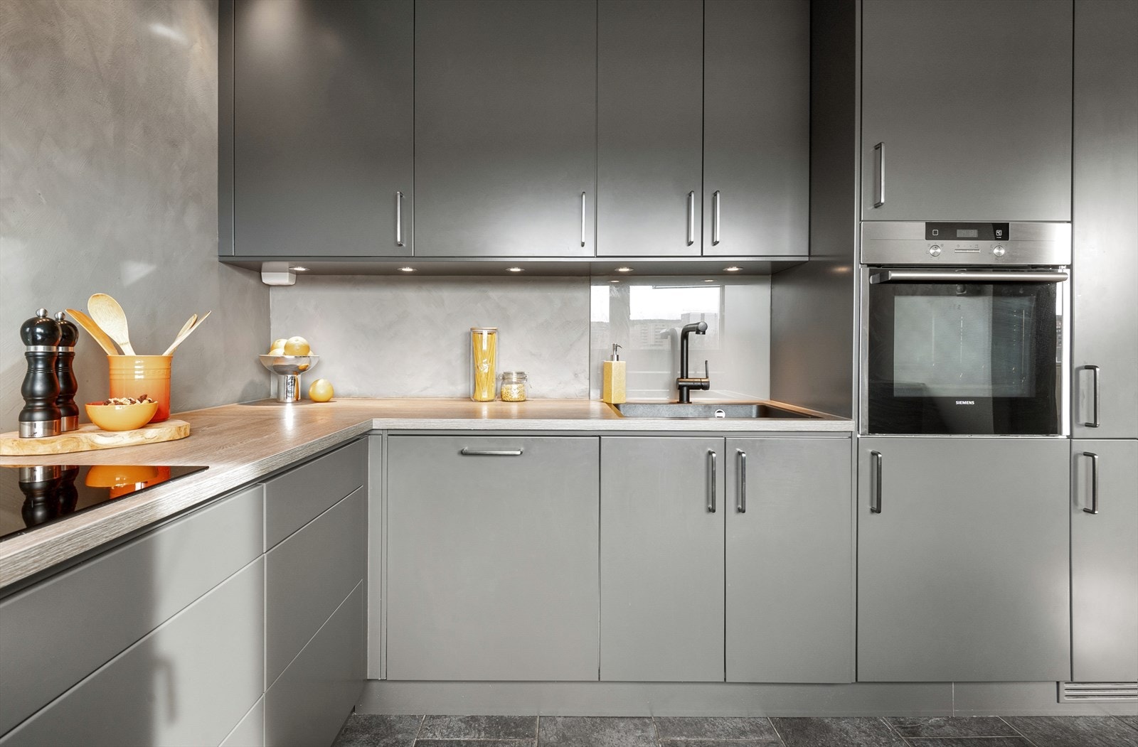 Kjøkkenet har rikelig med skap- og benkeplass. Galleribilde