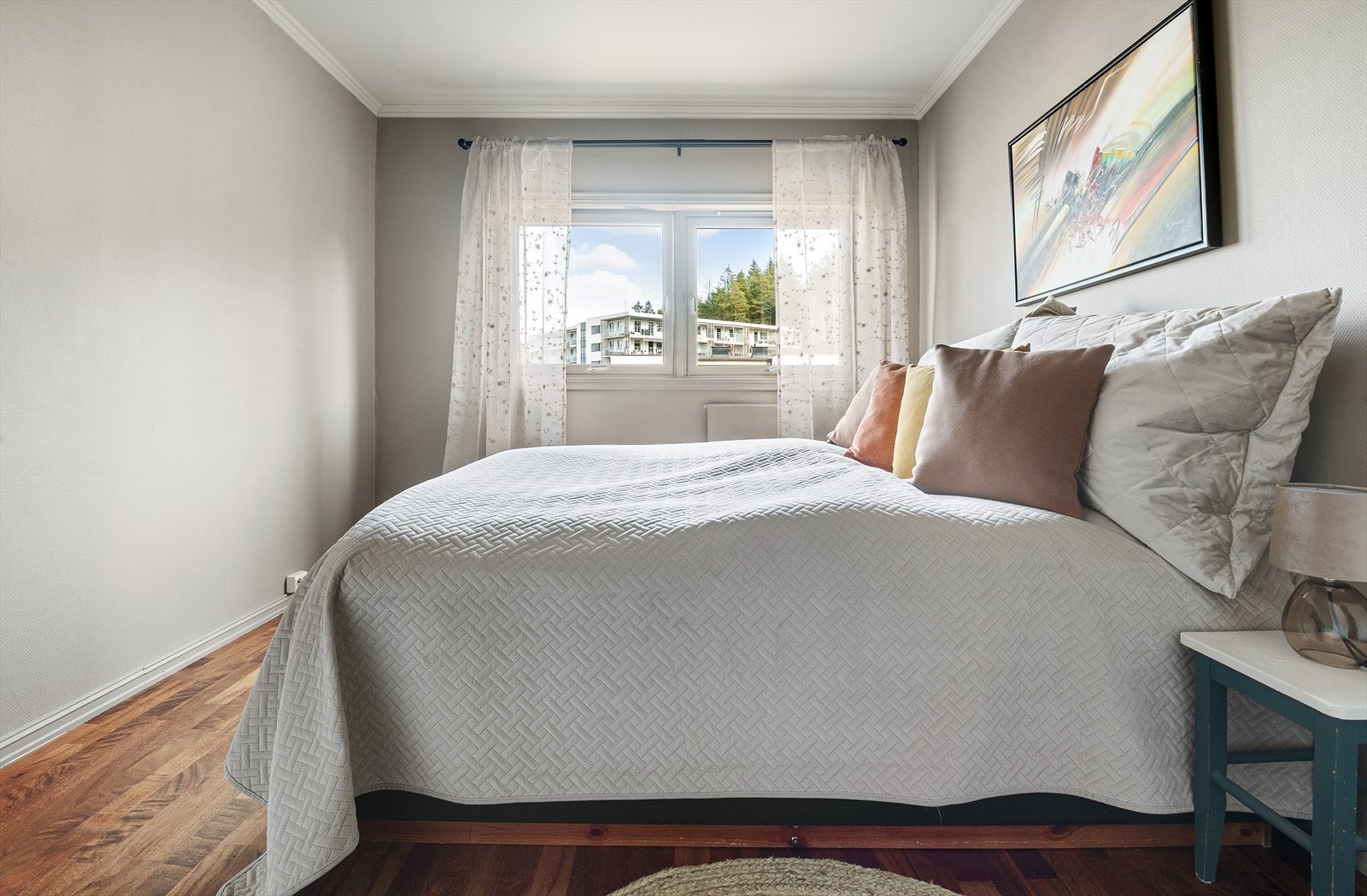 Delikat hovedsoverom med god plass til dobbeltseng, tilhørende nattbord og annet ønskelig møblement. Galleribilde