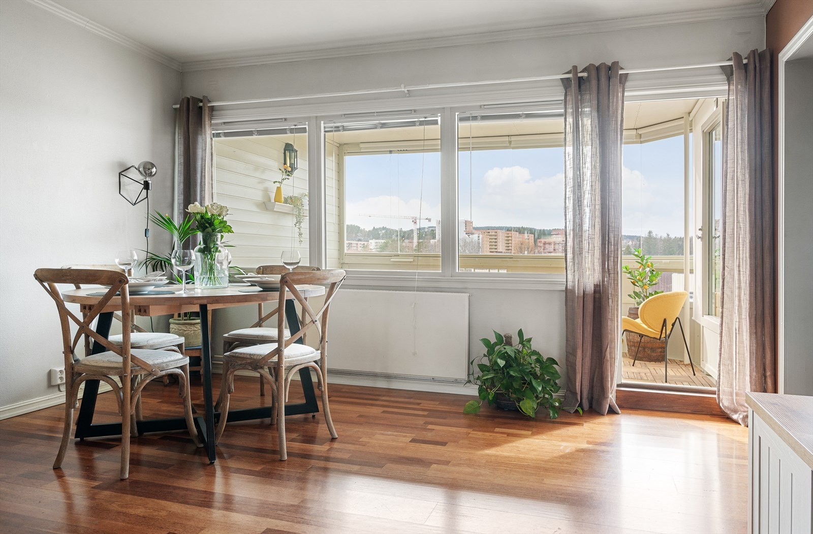 Fra stuen har man direkte adkomst til den innglassede balkongen på hele 11kvm. Galleribilde