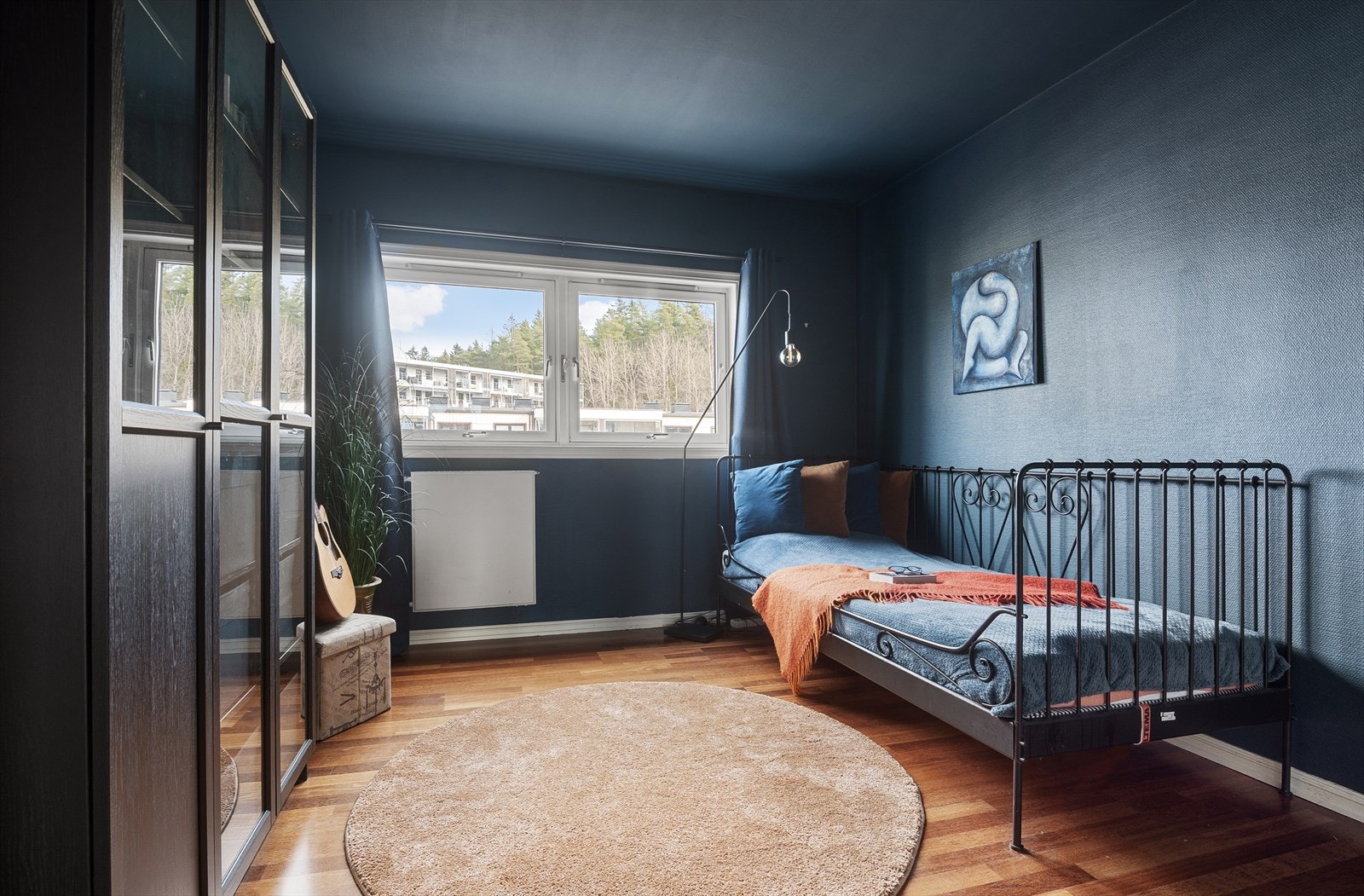 Leilighetens andre soverom er også av god størrelse og kan benyttes etter behov, som barnerom, kontor, gjesterom, etc. Galleribilde