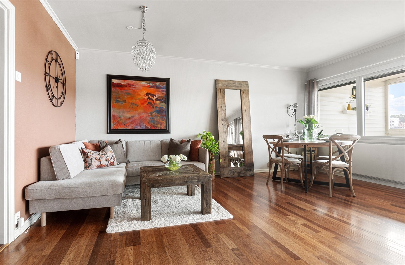 En gjennomgående og lekker 3-roms toppleilighet med nyere kjøkken og bad, samt solrik og innglasset balkong. Galleribilde