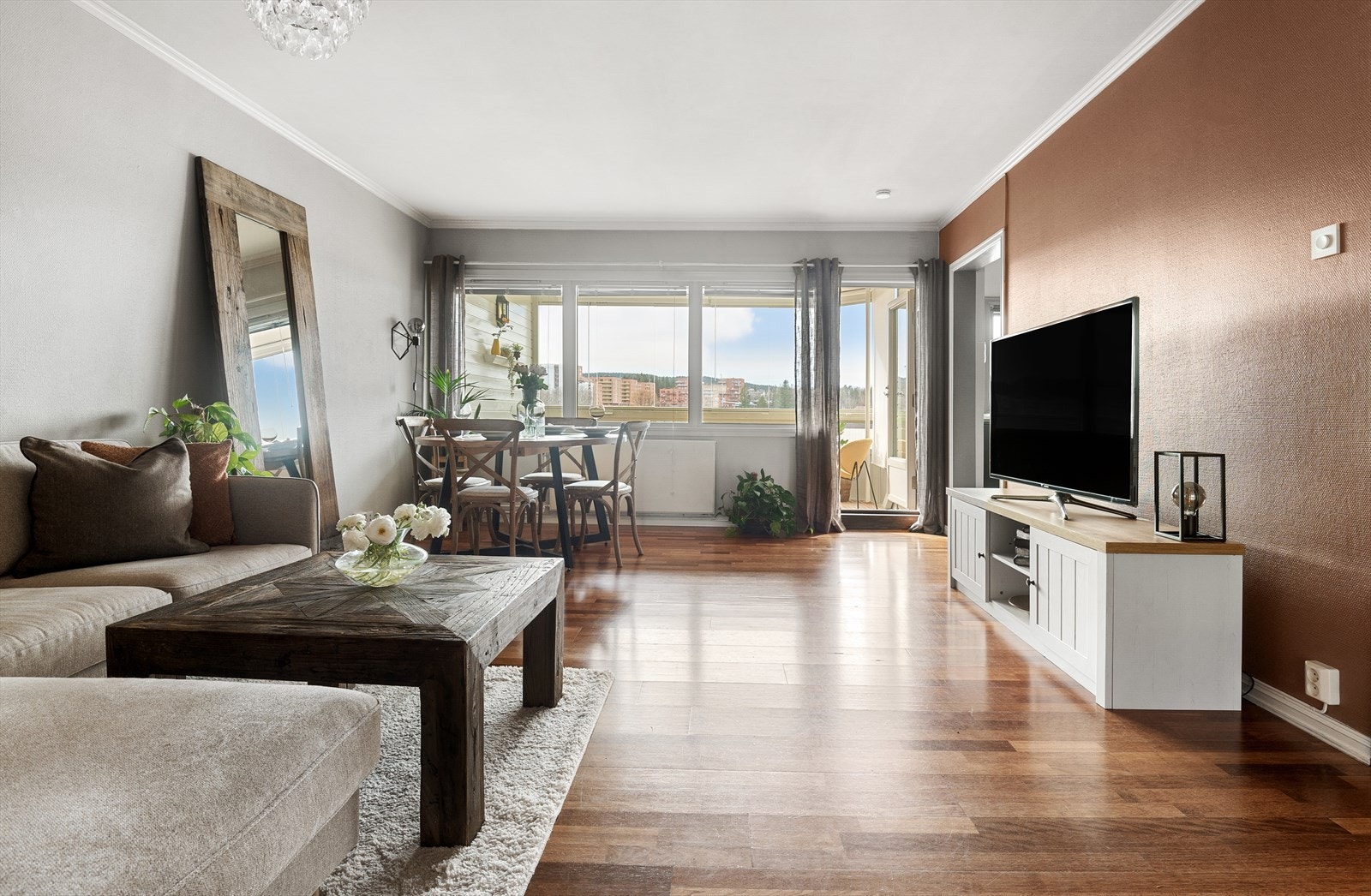 De store vindusflatene gir rikelig med naturlig lysinnslipp. Galleribilde