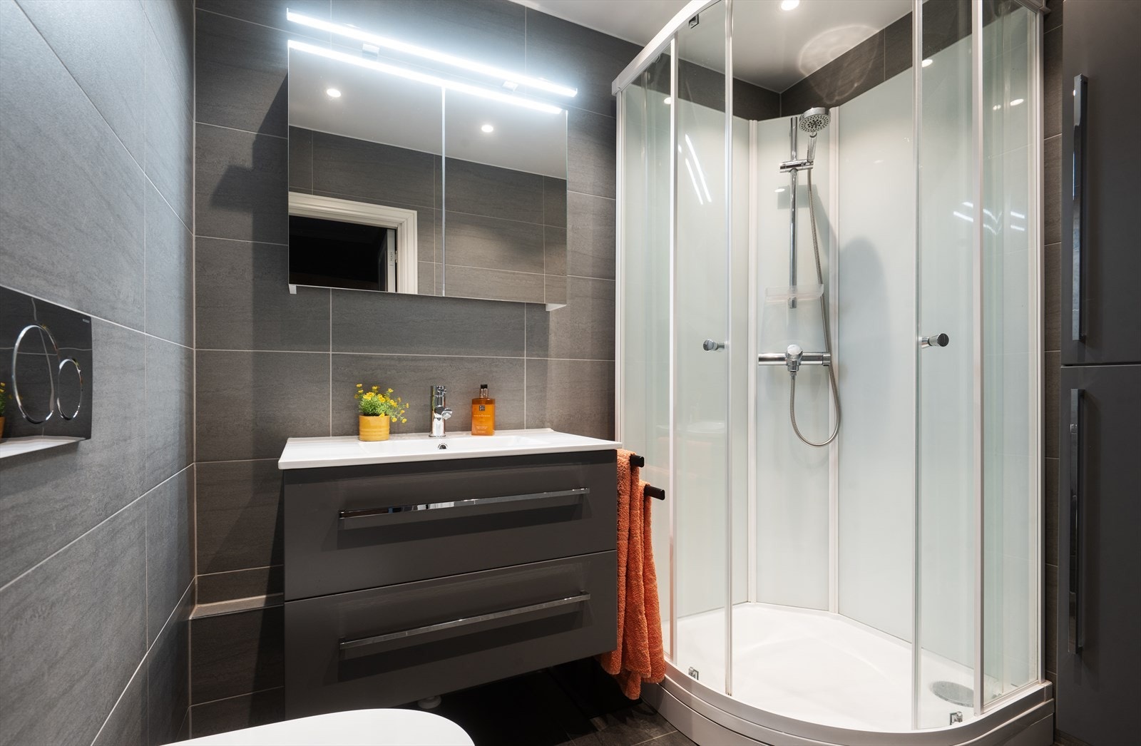 Moderne og pent flislagt bad fra 2021 med elektriske varmekabler i gulv. Galleribilde