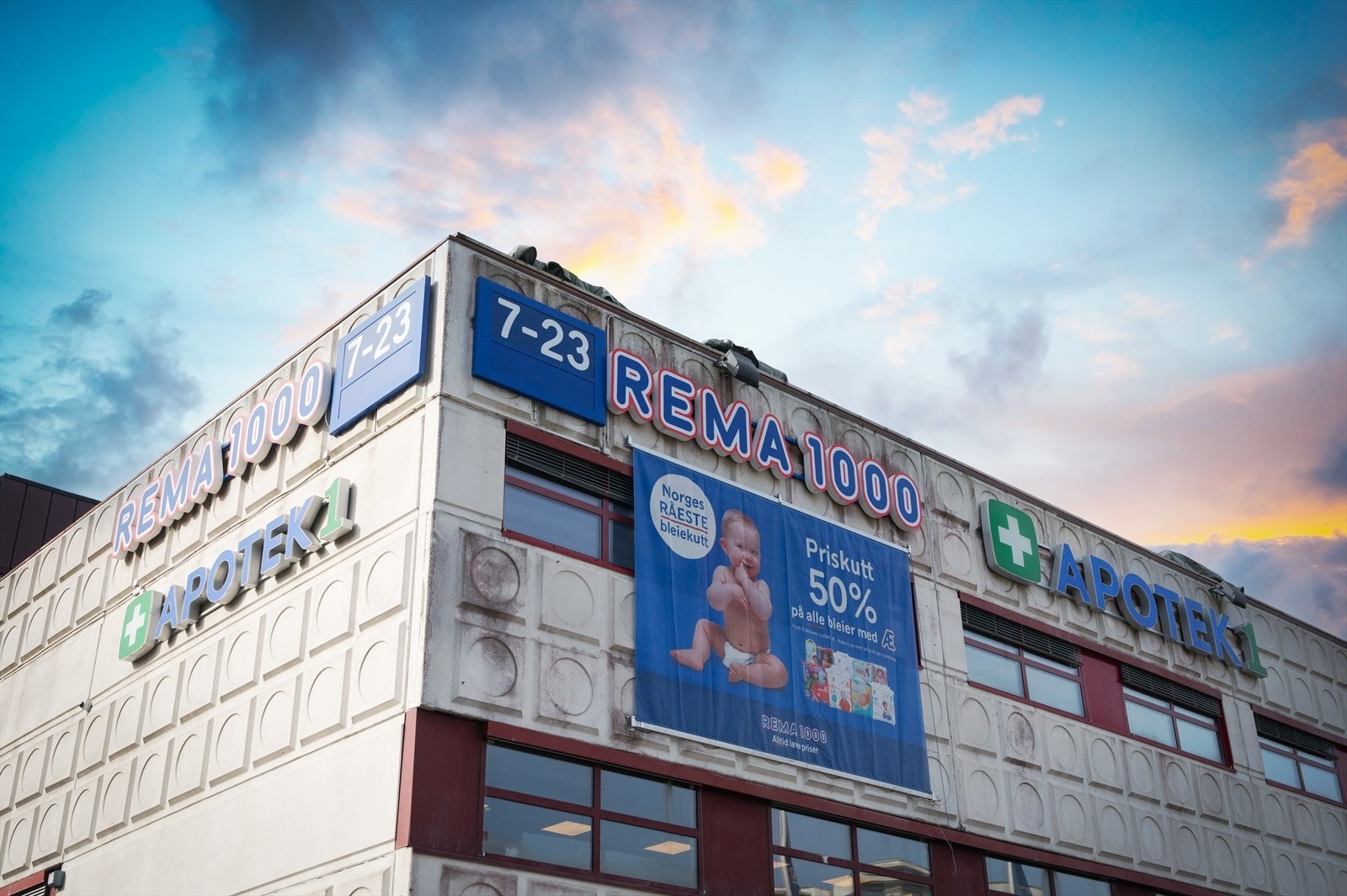 Videre er det kort vei til dagligvarebutikker, skoler, barnehager, idrettsfasiliteter, bussforbindelser mm. Galleribilde