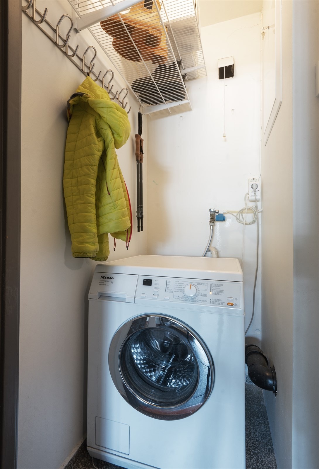 Boligen har et eget praktisk vaske-/lagringsrom. Galleribilde