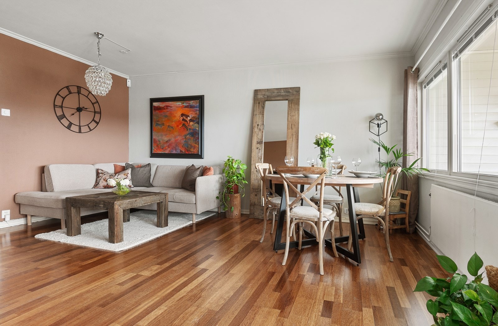 I stuen er det god plass til en spisegruppe av ønsket størrelse. Galleribilde