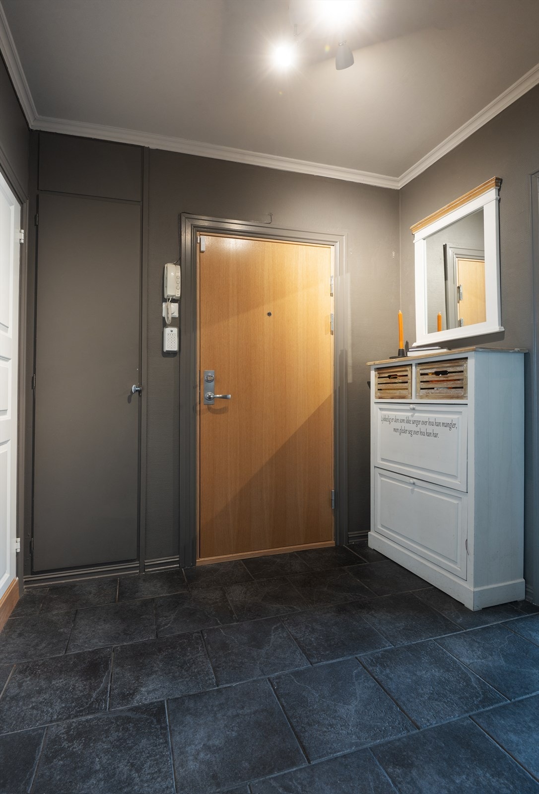 Velkommen inn! Innbydende entré med god plass til å henge opp jakker og sette fra seg sko. Galleribilde