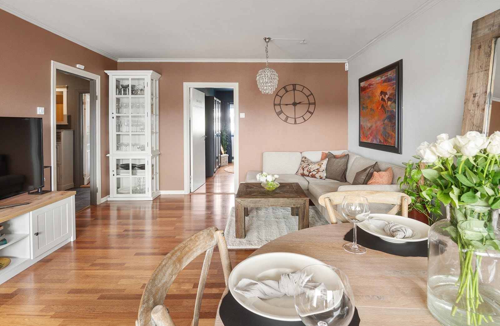 Leiligheten er gjennomgående med lysinnslipp fra begge sider. Galleribilde