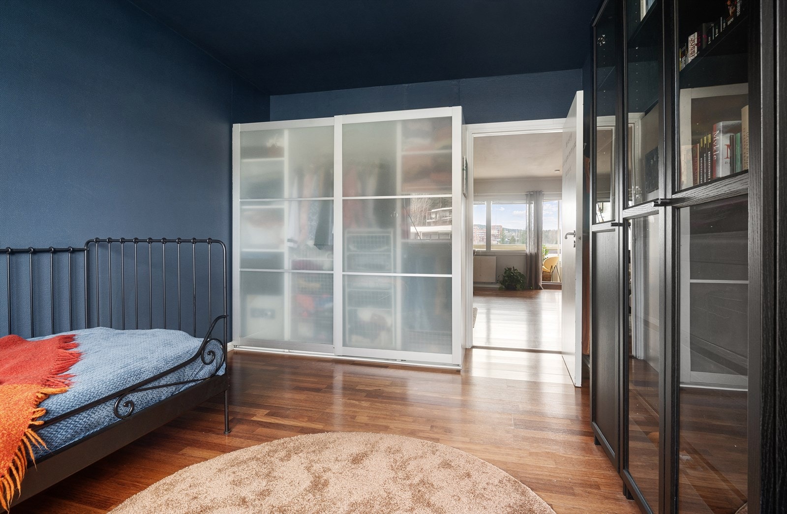 Her er det montert praktiske garderobeskap som bidrar til gode oppbevaringsmuligheter. Galleribilde