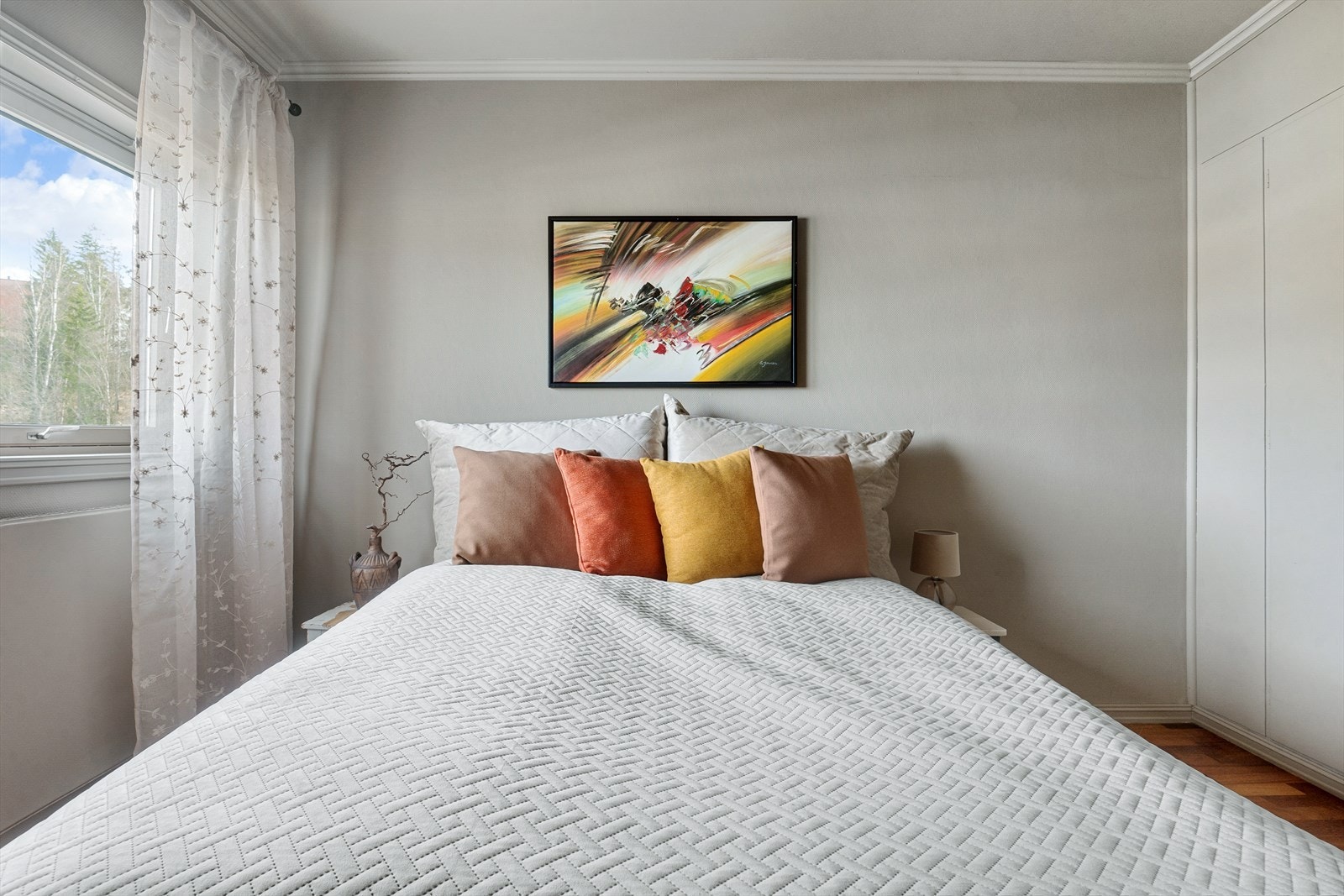 Soverommet har gode vinduer, som gir godt med daglys til rommet, samt garderobeløsning som gir rikelig med lagringplass. Galleribilde