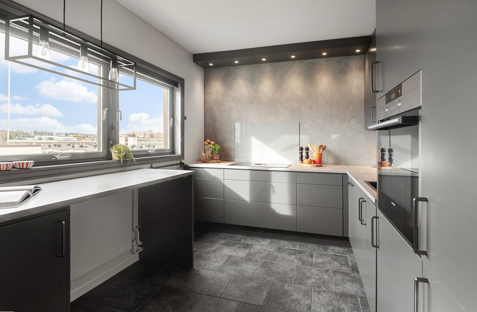 Drømmekjøkken fra 2020 med glatte fronter og foliert benkeplate. Galleribilde