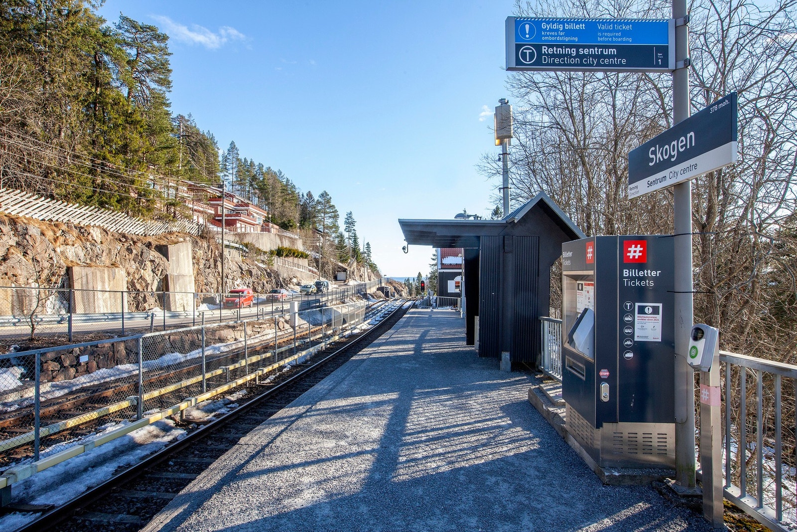 Umiddelbar nærhet til Skogen t-banestasjon med linje 1 som bruker ca. 27 min til Majorstuen. Galleribilde