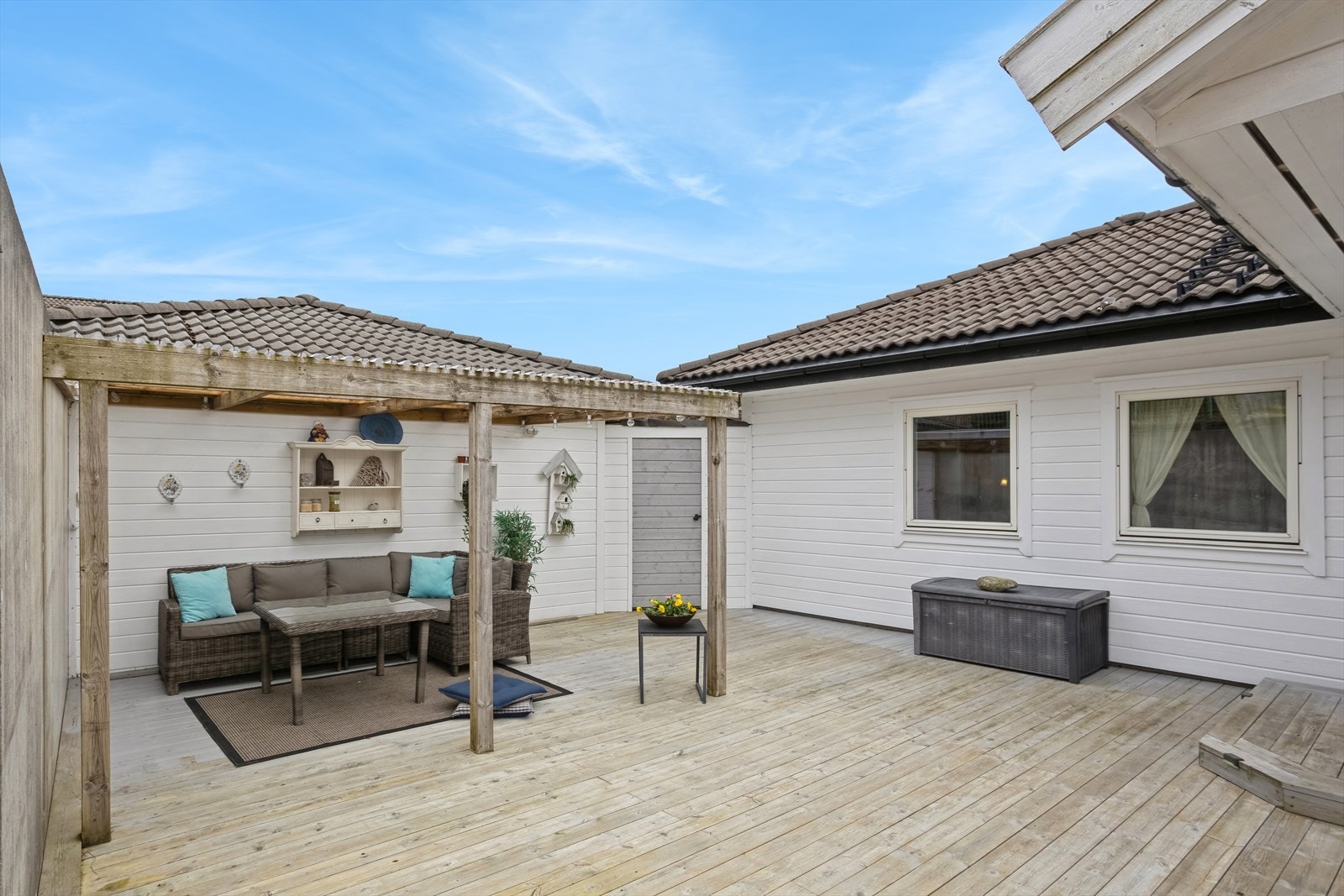 Terrassen måler ca. 56 m², med god plass til å møblere med koselig spise- eller sittegrupper. Galleribilde