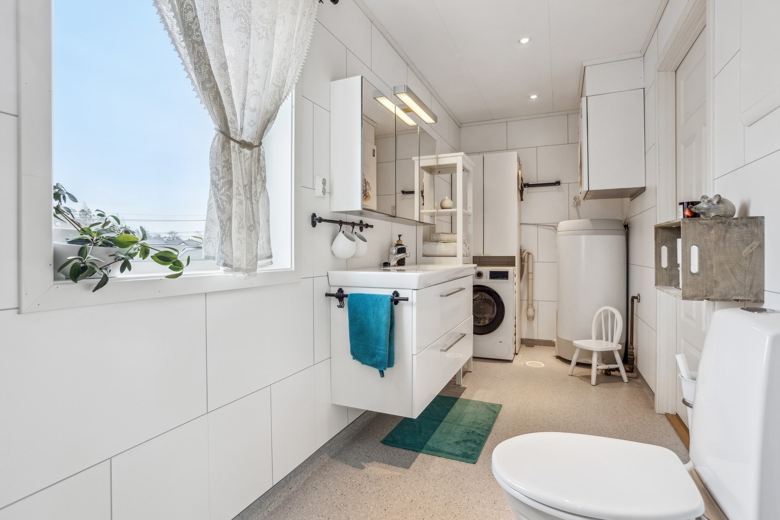 På badet er det også plass til vaskemaskin. Galleribilde