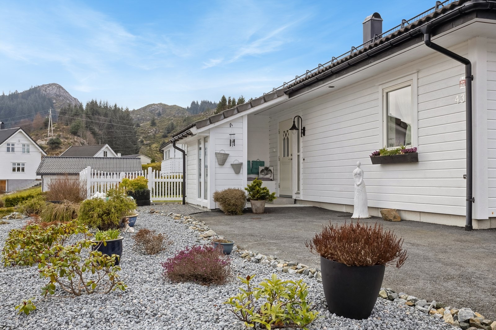 Hyggelig, overbygget inngangsparti. Galleribilde