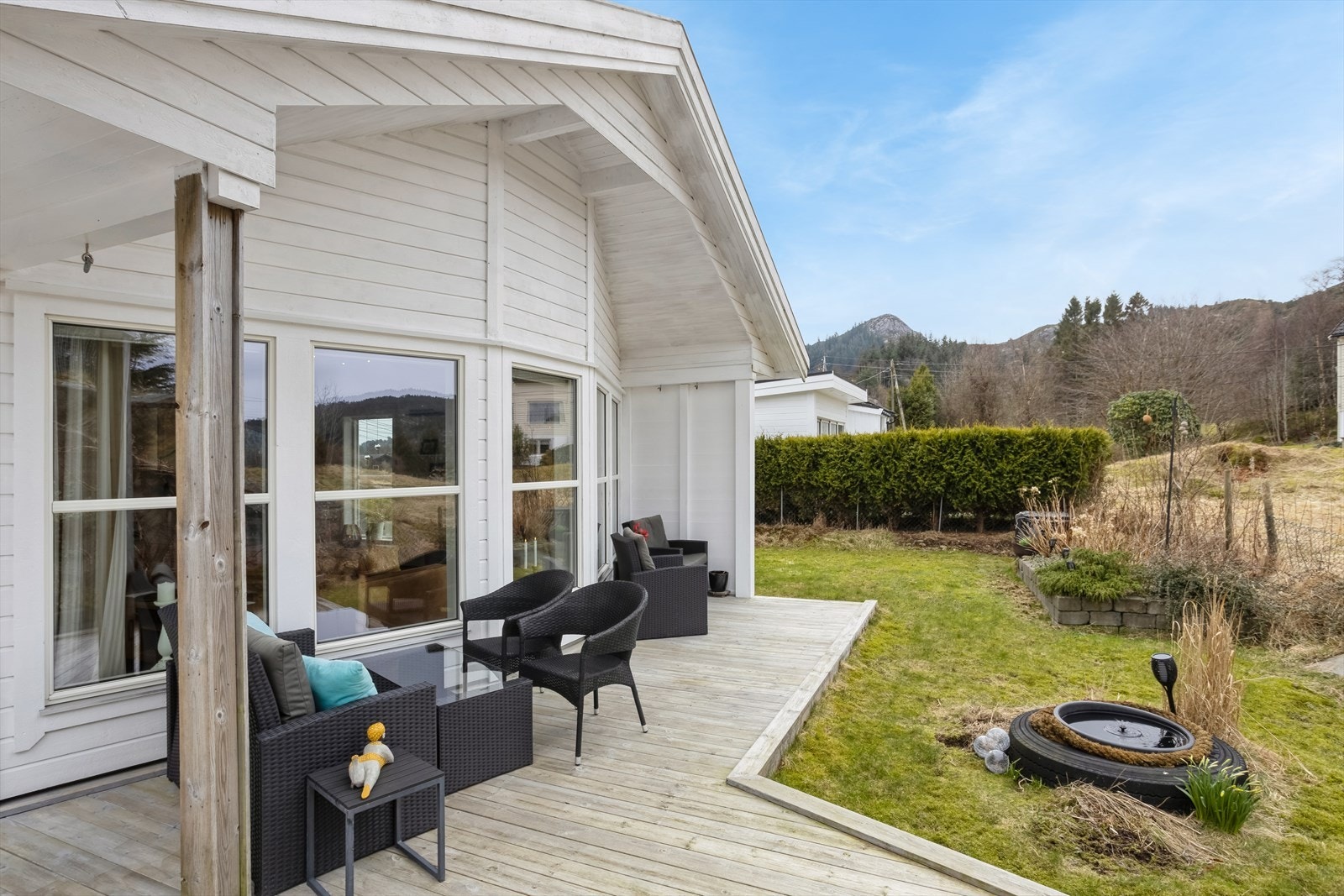 Eiendommen har en flott og landling beliggenhet på Sangolt i Sund som ligger få minutter kjøring fra Skogsvåg. Galleribilde