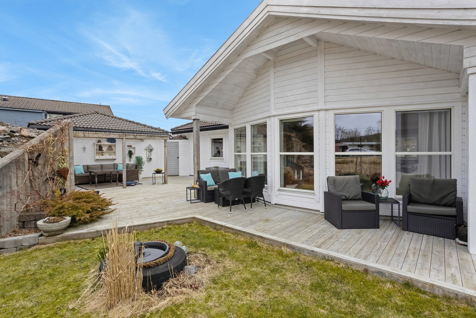 Boligen er vestvendt og har flere flotte uteplasser som gjør at du enkelt kan flytte deg etter solen. Galleribilde