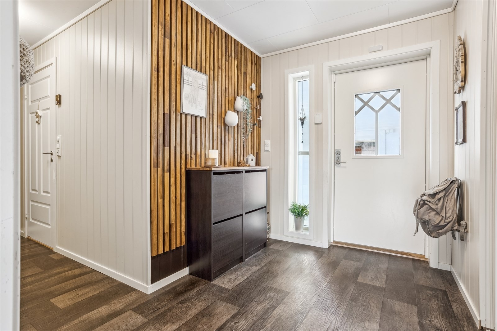 Entréen er romslig og innbydende, med plass til oppbevaring av sko og yttertøy. Galleribilde