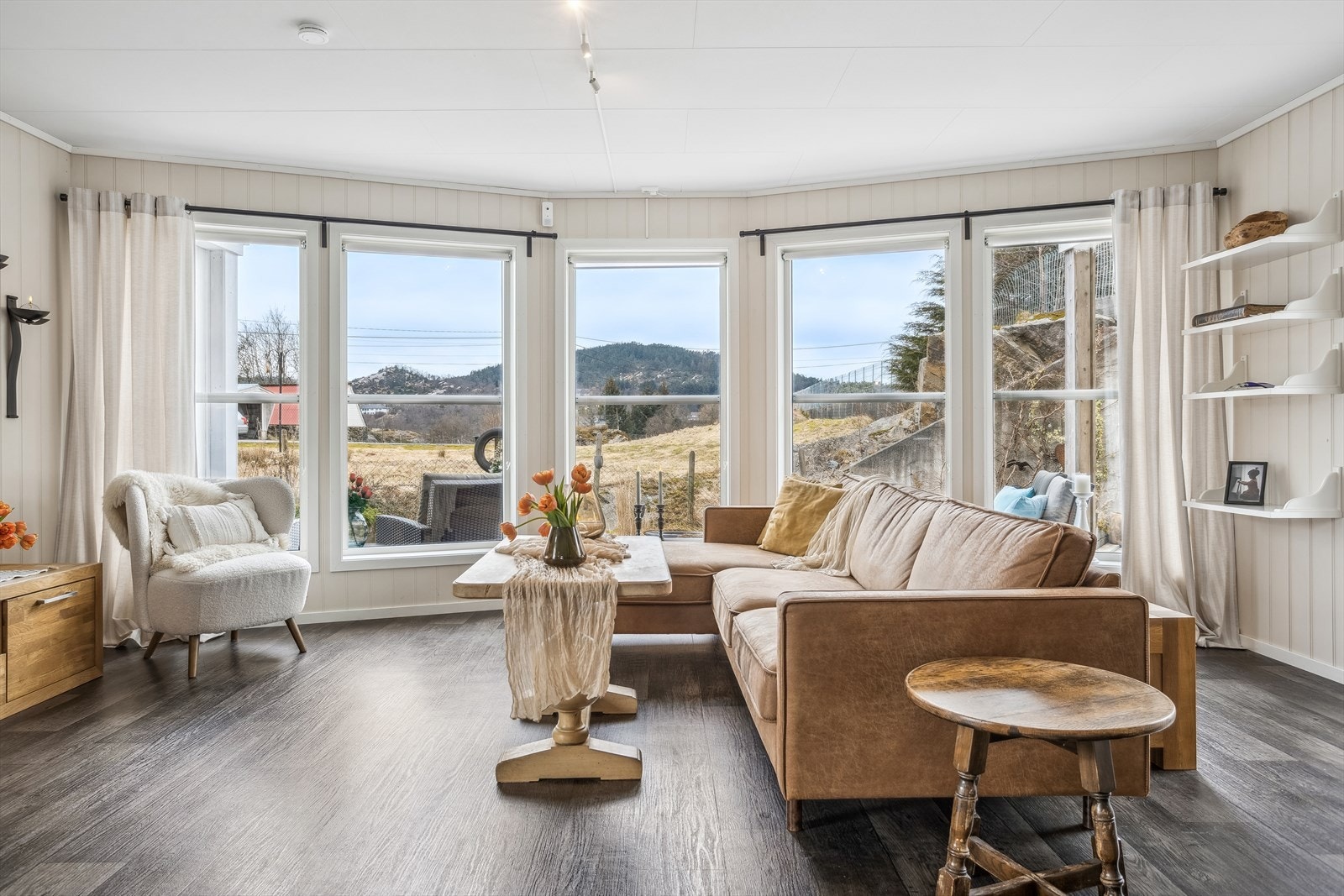 Her er det flere store vindusflater som sørger for en lys og åpen romfølelse. Galleribilde