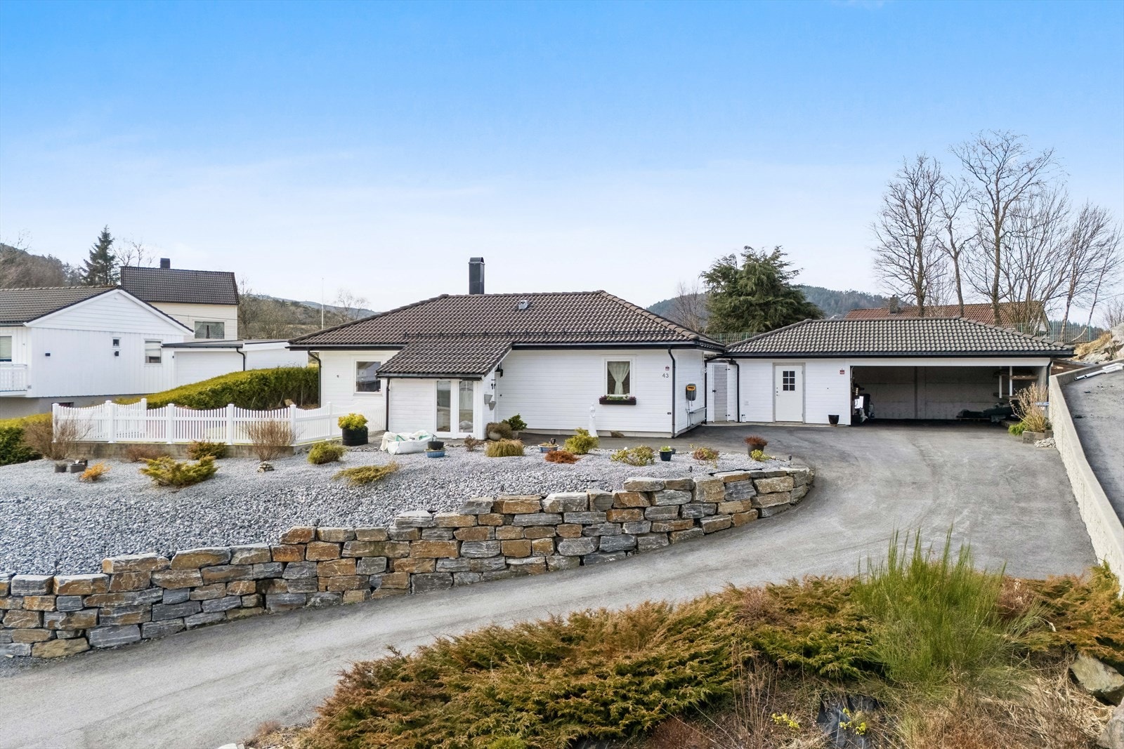 God plass til parkering både i innkjørselen og i carport. Galleribilde