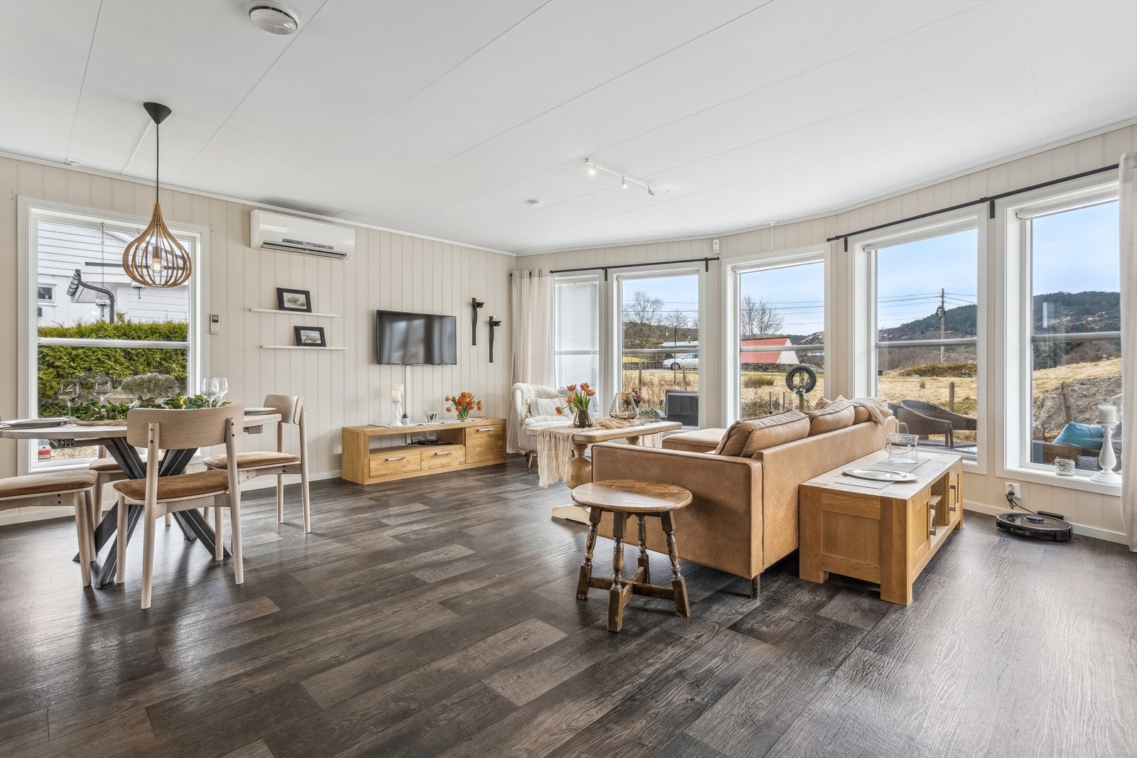 Stuen er svært romlig og kan enkelt innredes med både sofakrok og spisestue. Galleribilde