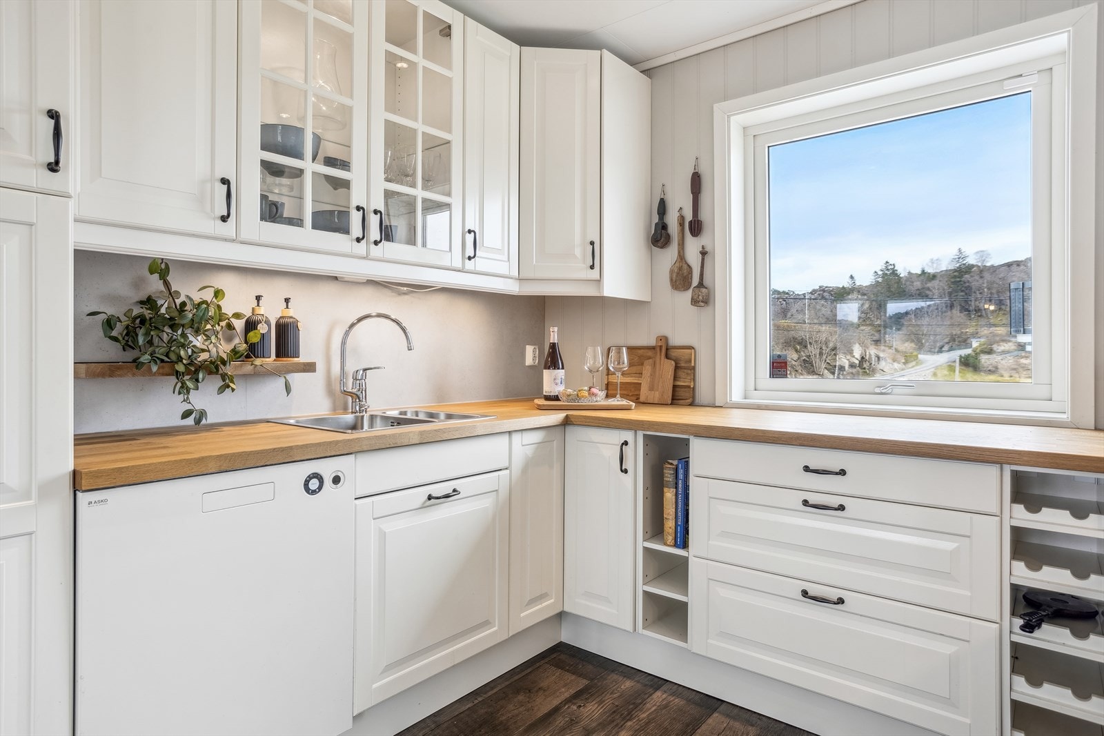 Kjøkkenet har et flott uttrykk og har godt med skap- og benkeplass. Galleribilde